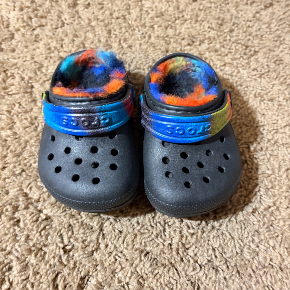 CROCS Kids' Black and Multicolor Fuzzy Lined Slippers
